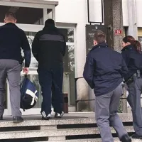 Sodnik je zoper dva osumljenca odredil pripor, zoper enega pa hišni pripor