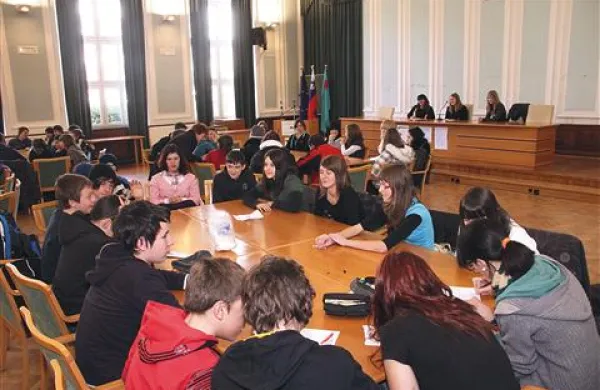 Mladi so v treh skupinah oblikovali kritičen pogled na družbo in medije 