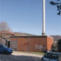 Ena od treh lucijskih kotlovnic podjetja Ogrevanje Piran, ki na svoji spletni strani temeljito pojasnjuje, zakaj so se cene povišale in kakšne aktivnosti podjetje vpeljuje, da bi  dovod energije bolje izkoristili. Poleg merilnikov je zadnja novost hidravlično uravnavanje sistema, za kar so kot upravniki že poslali ponudbo stanovalcem po blokih. 