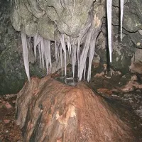 Obredni kamen je pozimi obdan z ledenimi svečami