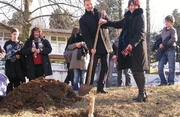 V znak sožitja in prijateljstva so s pomočjo francoskega atašeja pred komensko šolo posadili lipo