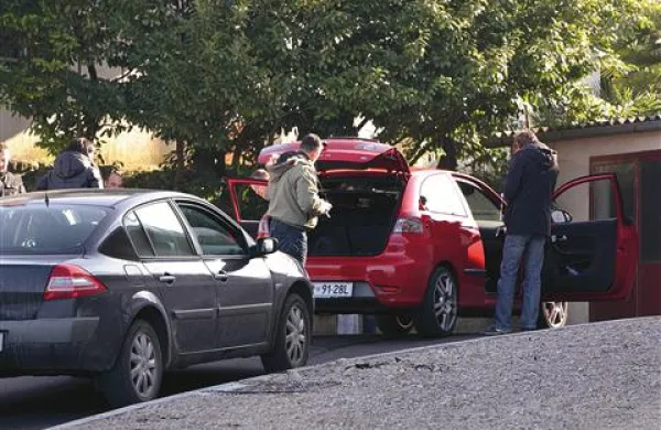 Patrick Dori je po divjem bežanju od Portoroža do Kopra z rdečim seatom zapeljal v slepo ulico, nato pa sta jo s sopotnikom ucvrla peš proti Markovcu, kjer so ju policisti prijeli