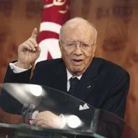 Tunizijski premier Caid Essebsi je danes imenoval novo prehodno vlado.
