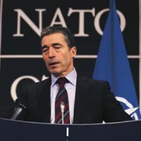 Generalni sekretar Nata Anders Fogh Rasmussen je v Bruslju danes  dejal, da bi napadi na civilno prebivalstvo v Libiji lahko predstavljali zločine proti človečnosti.   