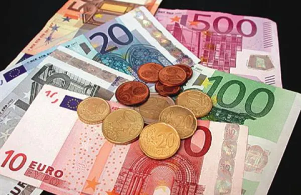 Vlada je za zagotovitev nujnih sredstev za preživetje tujih delavcev namenila 300.000 evrov. 