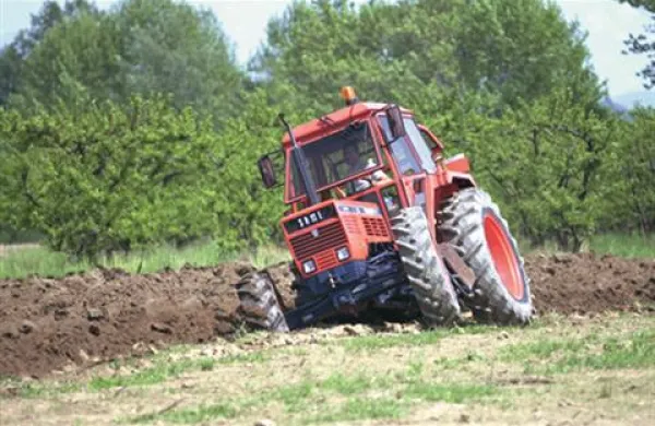 18 beloruskih upraviteljic kmetijskih zadrug bodo za dan žena prejele traktor.