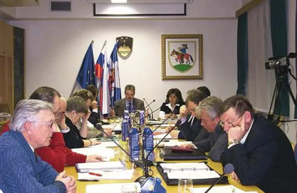  Pivški svetniki so župana Roberta Smrdelja pooblastili za podpis medobčinske pogodbe za CERO NIK.