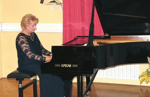 Pianistka Sonja Pahor na koncertu ob jubileju glasbene šole    