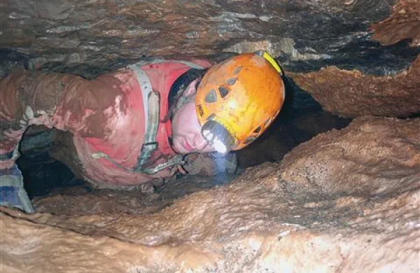 Preden so prišli do reke, so morali jamarji razširiti veliko ožin