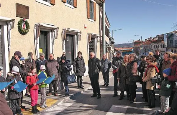 Pod spominsko ploščo  na Opčinah so se včeraj poklonili spominu na kurirko Rozalijo Guličevo. Recital so pripravili  šolarji.