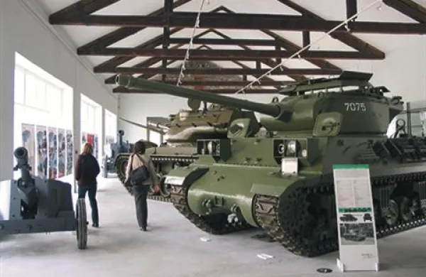 V Parku vojaške zgodovine Pivka si bodo lahko obiskovalci poleg ostalih tankov na sliki  tudi od znotraj ogledali sovjetski tank T-55.