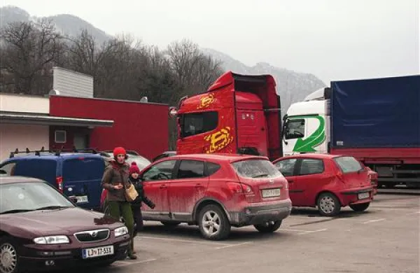 Težka vozila načenjajo parkirišče, ki je tudi streha balinarske dvorane, občina pa za zdaj ne more pomagati.