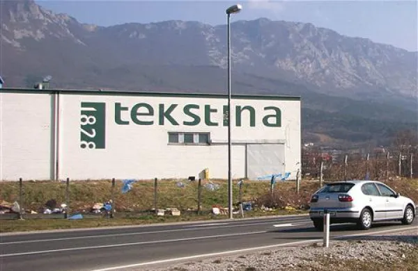 Tako je še v nedeljo cvetela ograja za industrijskimi objekti ob obvoznici, včeraj so nekatere smeti že počistili