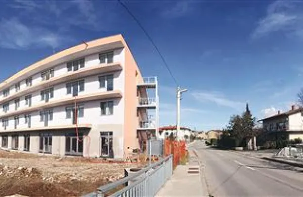 Socialni center je skoraj dokončan, ZIC in Dom upokojencev pa ne zmoreta najti dogovora