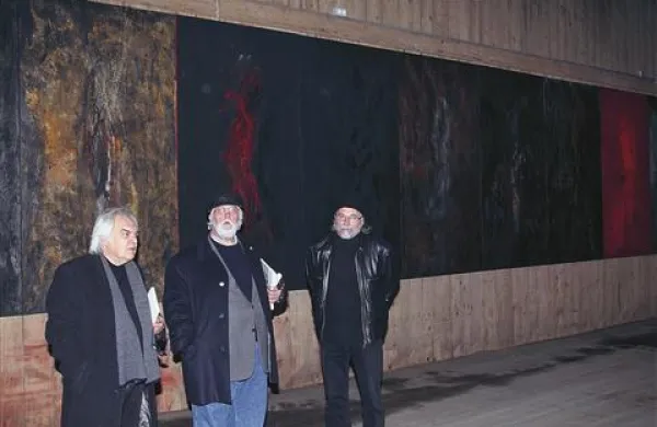 Kustos razstave Andrej Medved (z leve), ravnatelj Obalnih galerij Toni Biloslav ter avtor razstavljenih del, slikar Dušan Kirbiš na petkovem odprtju razstave v Monfortu