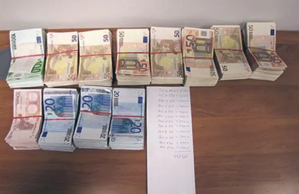 Cariniki na mejnem prehodu Gruškovje so v nedeljo odkrili  več kot  100.000 evrov neprijavljene gotovine. 