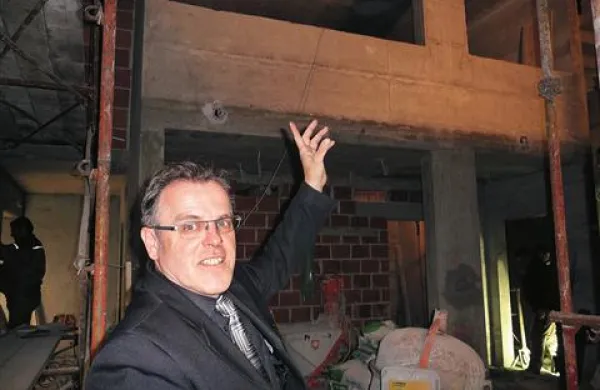 Danilo Markočič kaže, kam se bosta maja  preselila TGZ in TIC (slednji  le začasno, trajna lokacija se mu obeta  v  Cankarjevem   drevoredu ali njegovi bližini). V spodnjem  delu prostorov na Ljubljanski ulici 17 bo Konzorcij vin Istre.   