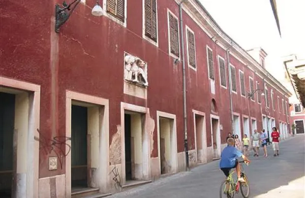 Usoda palače Totto ex Gavardo je že nekaj let v pesti sporov etažnih lastnikov, kar zavira njeno obnovo in povzroča nerazumljivo propadanje mestne dediščine.  