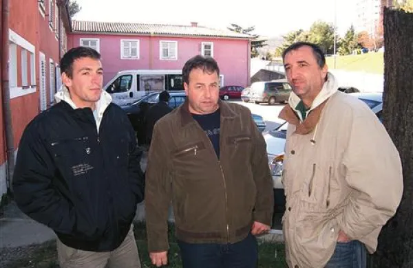 V samskem domu v Kopru so trenutno le trije Gratimovi delavci: (z leve) 24-letni Nenad Novaković, 41-letni Hasan Gušić in 47-letni  Milenko Jošić.  Drugi so namreč za nekaj dni odšli  v Bosno, da bi se - kot pravijo naši sogovorniki - “končno najedli in si nekoliko spočili živce”.