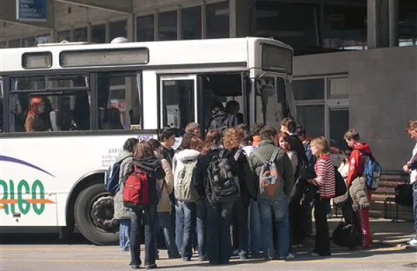 Dijaki, ki se vozijo v šole v Novo Gorico,  so že tretji mesec brez občinskih subvencij za prevoze.