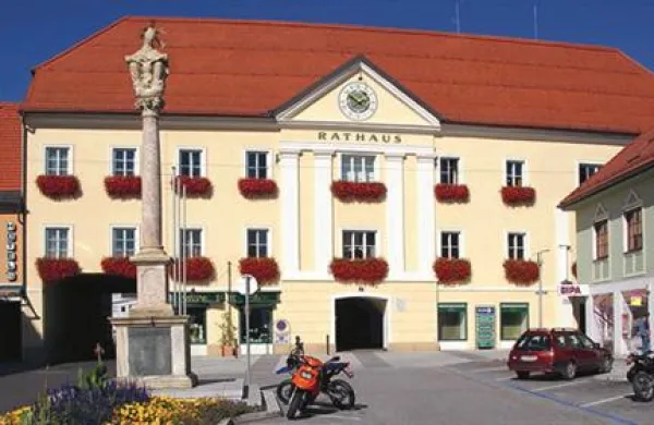 Bomba je leta 1979 eksplodirala v zgornjem desnem delu stavbe, ki je danes velikovška mestna hiša.