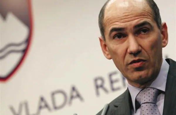 Predsednik SDS Janez Janša je vnovičen izbruh orožarske afere pripisal želji, da se preusmeri pozornost s predsednika Danila Türka nanj, vendar brez dokazov.