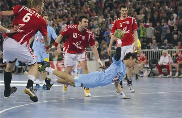 Slovenska moška rokometna reprezentanca je včeraj z rezultatom 30:28 strla Poljake.