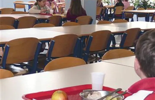 Šolsko kosilo ni le topel obrok hrane, temveč tudi priložnost za druženje in ključ do pomoči pri učenju, ki se v podaljšanem bivanju izvaja po kosilu