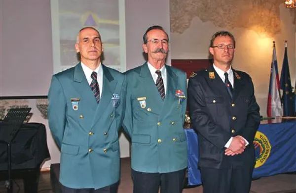 Poveljnik CZ Miran Bogataj (v sredini) s prejemnikoma zlatih znakov: levo Zvezdan Božič, desno poveljnik PGD Pobegi-Čežarji Džani Žalac 