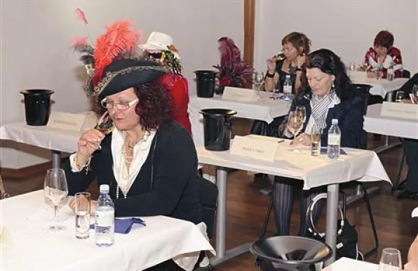 Med 17 ocenjevalkami je bila tudi slikarka Fulvia Zudič, ki je na prireditvi kupila dva zabojčka cabernet sauvignona 2007