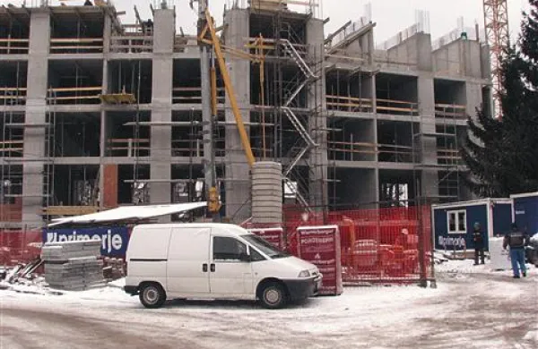 Veselje ob rasti novega doma upokojencev preglaša skrb zaradi predvidenih visokih cen v njem