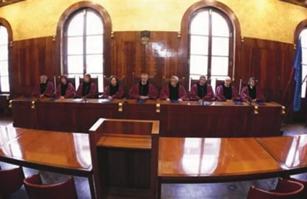 Ustavno sodišče je danes sprejelo odločitev  glede zahteve državnega zbora za presojo posledic referendumske pobude o pokojninski reformi. Javnosti bodo odločitev sporočili v ponedeljek. 