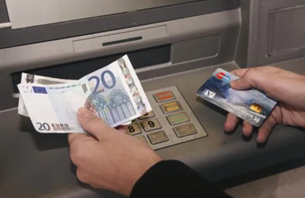 V petek bodo obrtniki in podjetniki nadaljevali z državljansko nepokorščino tako, da bodo iz bankomatov dvigovali denar. Fotografija je simbolična. 