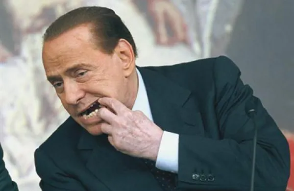 Silvio Berlusconi je lani zapravil 34 milijonov evrov za lastno garderobo in za darila mladim spremljevalkam. 