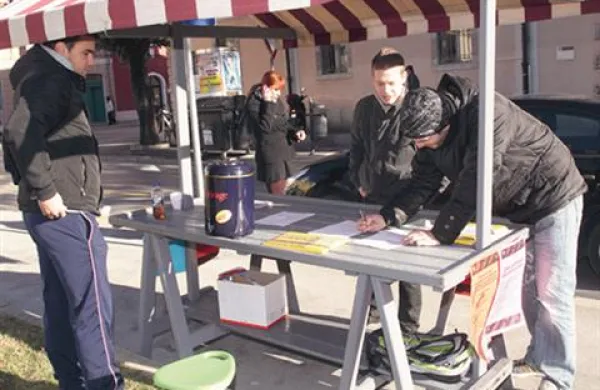 Zveza študentskih klubov Slovenije (ŠKIS) je posebej finančno nagrajevala študentske klube in posredno študente, ki so zbirali podpise proti zakonu o malem delu.