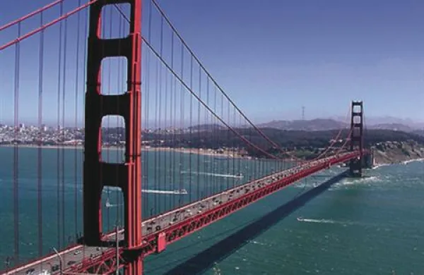 Z znamenitega mostu Golden Gate v San Franciscu se približno vsaka dva tedna nekdo požene v smrt.