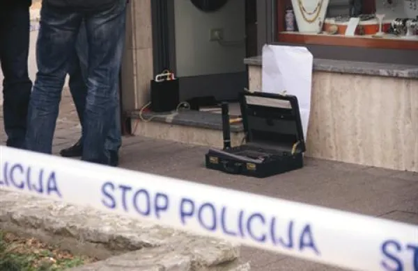 V Novi Gorici so dopoldne oropali zlatarno