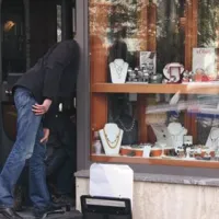 V Novi Gorici so dopoldne oropali zlatarno