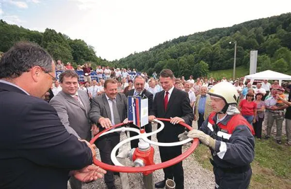 Lani so vodo pripeljali do Kala (fotografija z otvoritve), proti koncu letošnjega leta pa naj bi jo “potegnili” še do hiš
