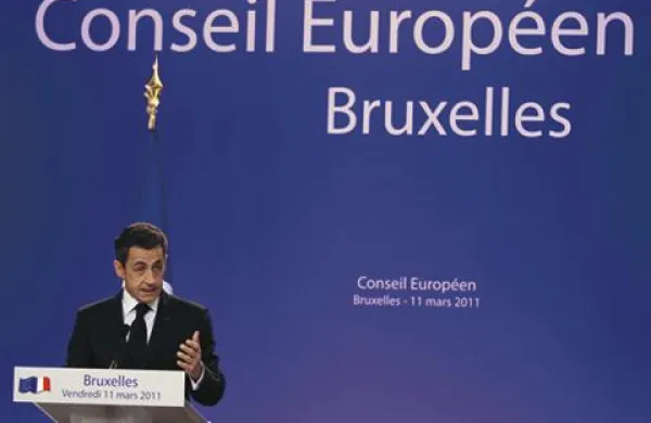 Voditelji EU so se danes v Bruslju dogovorili za poziv k takojšnjemu odstopu dolgoletnega libijskega voditelja Moamerja Gadafija (na fotografiji je francoski predsednik Nicolas Sarkozy).