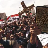 V Kairu so se danes zbrali demonstranti, ki so opozarjali na potrebo po sožitju med muslimani in kristjani. 
