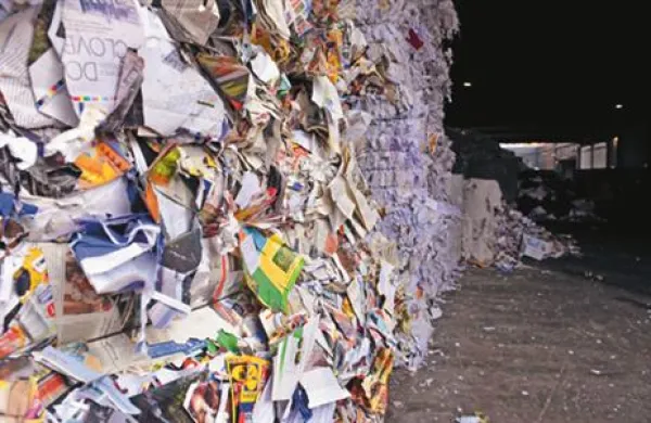 “Če bi sodelovalo vseh povabljenih 30.000 ustanov in bi vsaka zbrala 300 kilogramov, bi se nabralo 9000 ton odpadnega papirja. S to količino bi prihranili 8000 ton lesa, 58,8 gigavatnih ur električne energije, kar zadošča 15.000 gospodinjstvom za celo leto, prihranili bi skoraj 300 milijonov litrov vode in podarili prek 500.000 evrov«, je o projektu recikliranja starega papirja dejala vodja projekta Anita Novak.