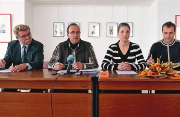 V Civilni iniciativi Kras in za Primorsko so župane in občinske svete pozvali, naj podprejo njihovo pobudo za uveljavitev zaščitne klavzule v zvezi s trgom nepremičnin v Sloveniji. Od leve: Miha Pogačar, Robert Rogič, Barbara Jejčič in Vinko Serbinek.