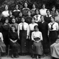 1914: dijakinje zadnjega letnika Nemške dekliške gimnazije v Trstu. Pet let zatem je v Trstu ostala samo ena dijakinja s fotografije 