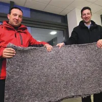 Tako so videti reciklirane  izolirne obloge, ki jih Mitja (levo) in Borut Gregorič pripravljata za vgradnjo v montažne hiše. Računata, da bosta kmalu lahko začela z lastno proizvodnjo,  obloge pa bosta izdelovala zgolj in samo iz recikliranih naravnih materialov. 