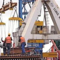 Najnižja urna postavka za luško transportnega delavca, ki je zaposlen pri pogodbeniku, znaša 6,54 evra. Najnižja cena ure luškega delavca (za enako delo) pa znaša 14,10 evra, opozarja Dušan Gak. V Luki Koper pravijo, da je to cena po uradnem komercialnem ceniku, ki velja za stranke in ne odraža dejanskega stroška zaposlenega.