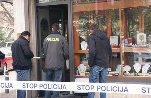 Roparja sta s plenom pobegnila policistom