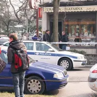 Mladeniča sta  oropala zlatarno v eni najbolj obljudenih ulic 