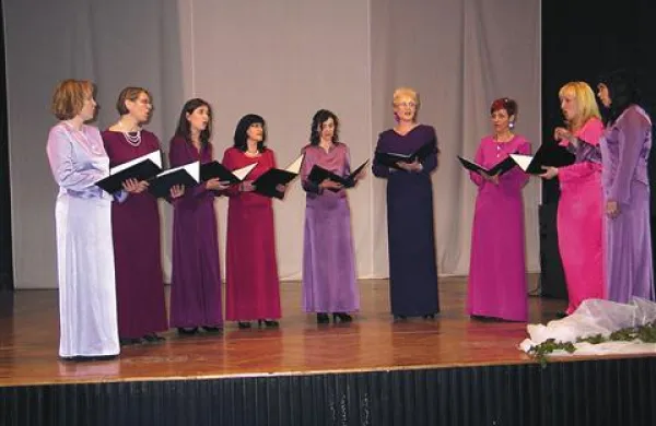 Resa je v prvem delu nastopa zapela slovenske ljudske in črnske duhovne pesmi 