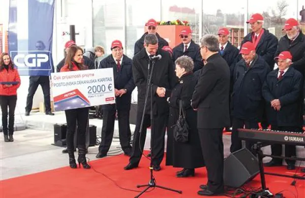 Bencinska družba je  Župnijski Karitas Pivka podarila 2000 evrov, ki jih bodo porabili za nakup peči na pelete.